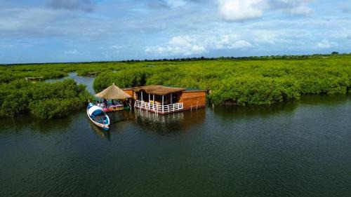 Fatick Villa | Maison flottante SWEET MALBALY - chambre double - vue imprenable sur mer- iles du saloum