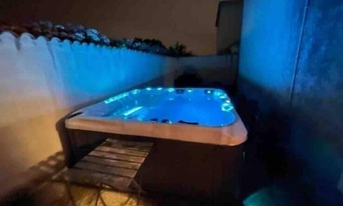 Jonquieres-Saint-Vincent Villa | Maison Avec Piscine et Jacuzzi Privés