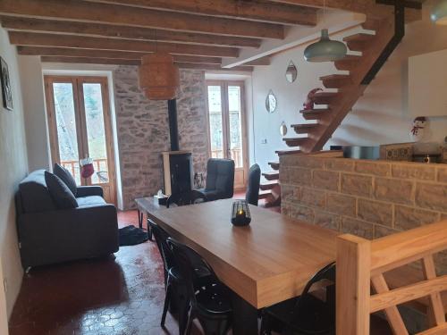 Isola House | Maison Isola Village