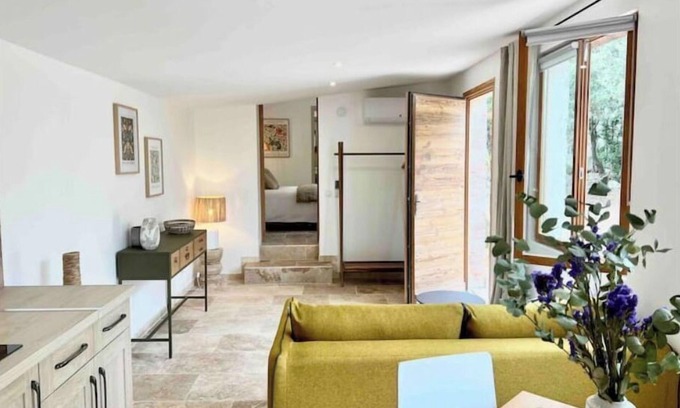 Fons-sur-Lussan Villa | Maison La Hulotte