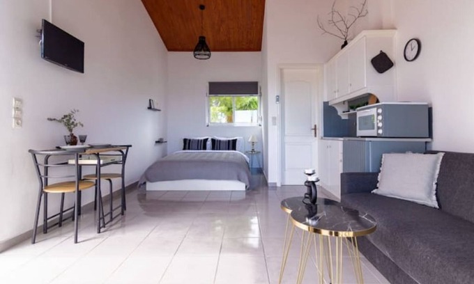 Porto Heli Apartment | Maison of apartments next to the beach-Studio Grey