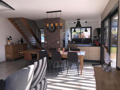 Jullouville House | Maison récente, plages et commerces à pied
