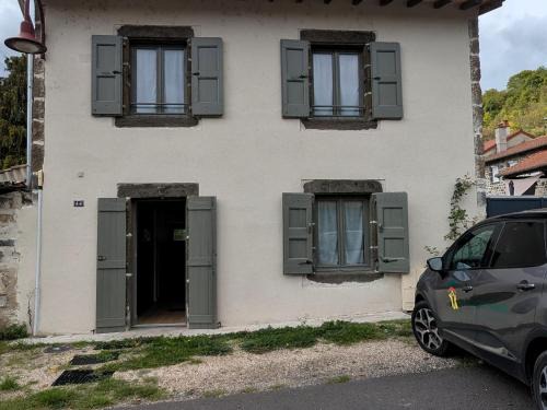Polignac House | Maison rénovée avec terrasse et balcon à Polignac - FR-1-582-539