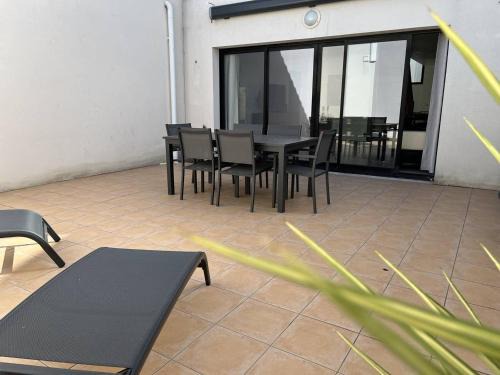 Saint-Pierre-d'Oleron House | Maison rénovée 4 pièces au cœur de St Pierre d'Oléron avec terrasse, proche commerces, 6 couchages - FR-1-246A-137