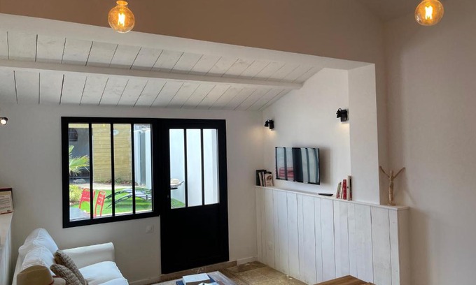 Aytre Apartment | MAISONNETTE *** CHAMPETRE CHIC - TERRE & MER