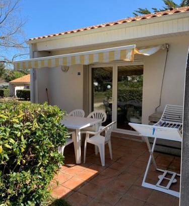 Saint-Georges-d'Oleron House | Maisonnette La Coti H5 avec piscine intérieure chauffée, à 400 m de la plage et ménage de fin séjour compris
