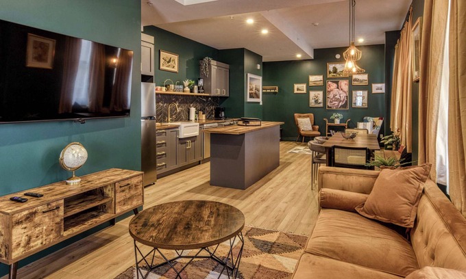 Vieux-Quebec-Cap-Blanc-colline Parlementaire Hotel | Majestic 3-Bedroom Designer Apartment