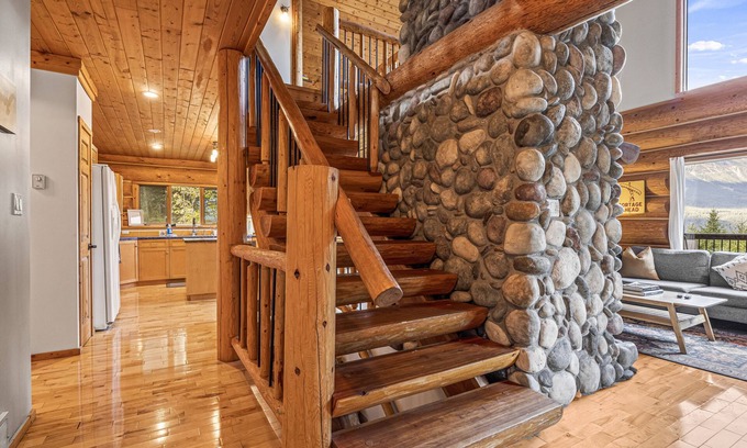 Golden Apartment | Majestic Alpenglow Lodge+Hot Tub & Mountain Views!n
