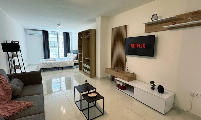 Larnaca City Centre Apartment | Majestic Beachfront Larnaka Finikoudes