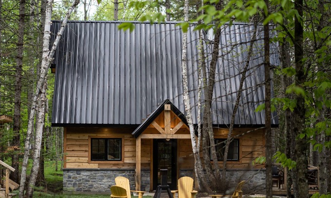 Mauricie Ski Chalet | Majestic chalet with spa at the water's edge.