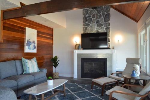 Garden City House | Majestic Cabin overlooking the Lake!