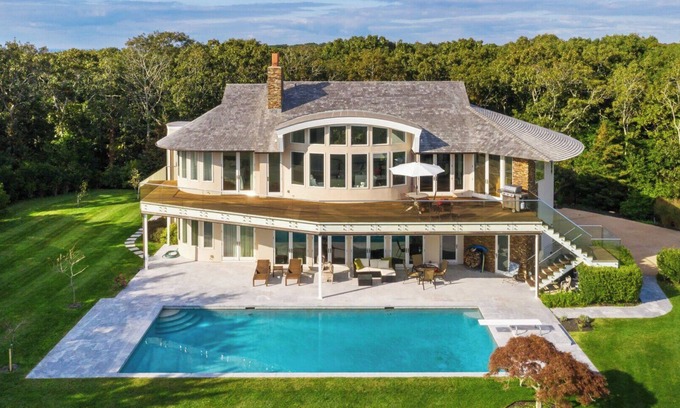 Montauk House | Majestic contemporary beachfront home sited on 1.32 acres with private .