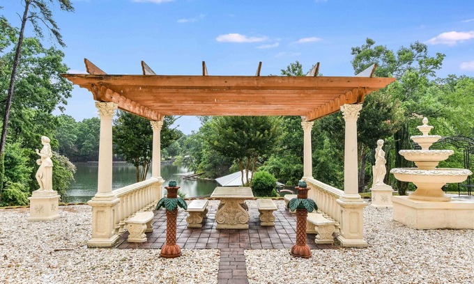 York House | Majestic Lake Estate + Views, Outdoor Fireplace, Dock β΅π
