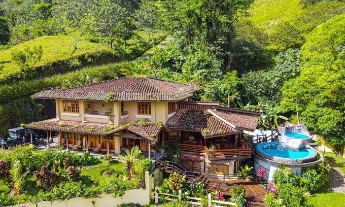 El Fosforo House | Majestic Lodge. Luxury and Spacious Lake Front House with Private pool & Jacuzzi..!