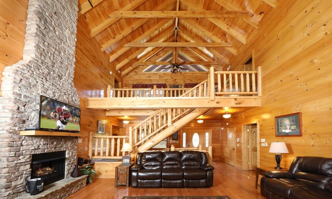 Gatlinburg - Pigeon Forge Cabin | Majestic Manor - Five Bedroom Cabin