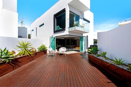 Broadbeach Waters House | Majestic Palms Winter Special Stay 5 Pay 4
