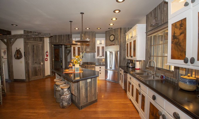 Bozeman House | Make Great Memories - Easy Mountain Living, Private & Quiet, 5 Miles From Town
