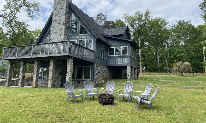 Leesville Ski Chalet | Make Memories at our Spacious 5 Bedroom Lake House right on Lake Murray!
