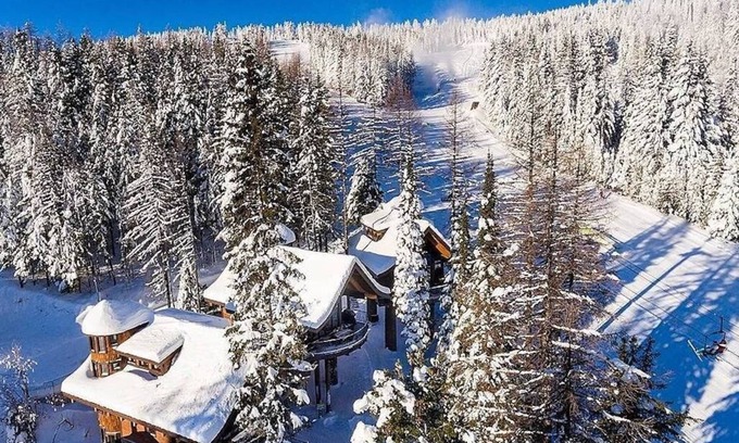 Whitefish Ski Chalet | Make Memories at this luxe treehouse; hot tub; PS5; direct trail/slope access