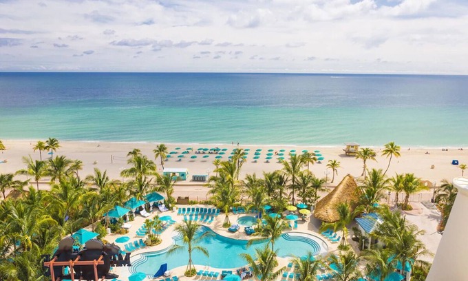 Hollywood Hotel | Make Your Trip More Enjoyable! 2 Relaxing Units, Pets Are Welcome, Pool, Beach!