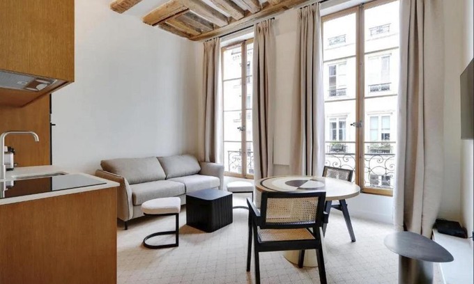 Les Halles Apartment | Makom Saint Honore