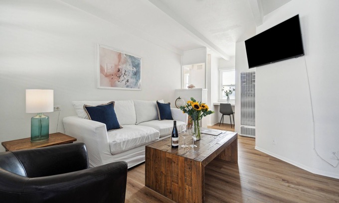Eastern Malibu Condo | Malibu, Carbon Beach - Suite Nine