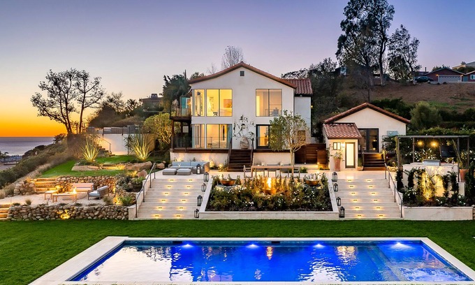Central Malibu Villa | Malibu Fab View 4 Bedroom with Amazing Pool and Outdoor Entertaining
