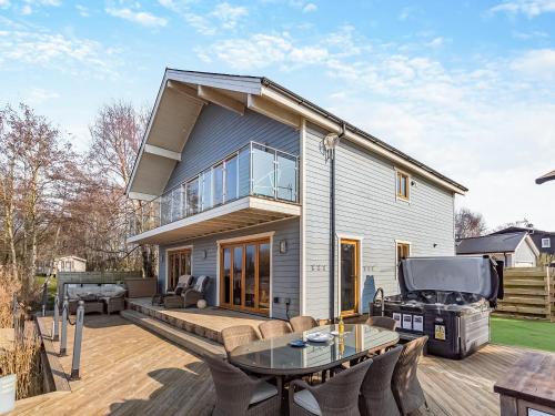 Stamford House | Malibu Lakehouse