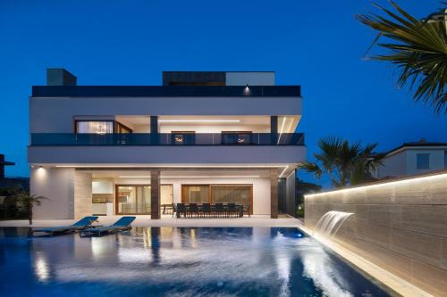 Vir Villa | Malibu Royal