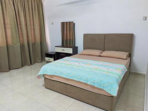 Malim Jaya House | Malim Joyous Homestay - rent room only