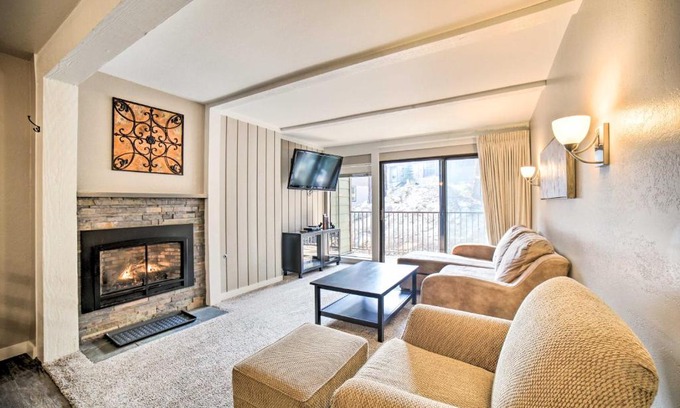 Mammoth Lakes Apartment | Mammoth Mtn Escape with Pool and Walk to Ski Lift