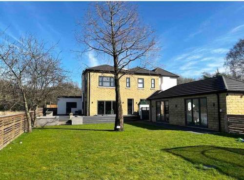 Offerton House | Manchester Luxury Country House Close To The City With Hot Tub & BBQ Fire Pit.