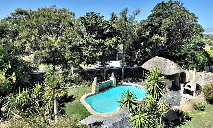 Bloubergstrand House | Mandalay Beach B & B
