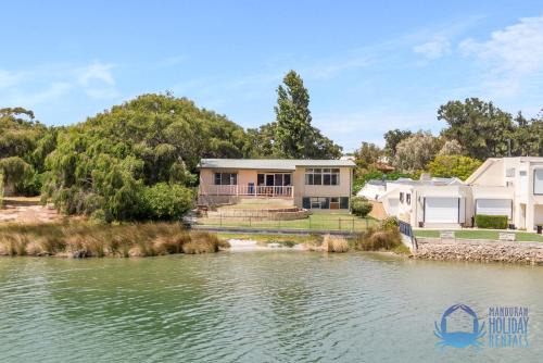 Mandurah House | Mandurah Overlooking The Marina