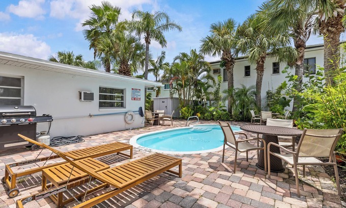 Bay Esplanade Cottage | MANGO TANGO COTTAGE heated pool 2-minute walk to beach and attractions.