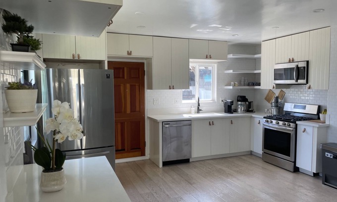 East Manhattan Beach House | Manhattan Beach Vacation House - For solo, pair, family and business travelers