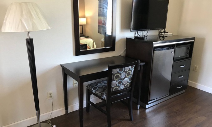 Tree Section Hotel | Manhattan Inn & Suites - LAX