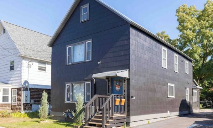 Old North End Apartment | MANHATTAN MODERN: Large 3 bed, Fenced yard-Parking
