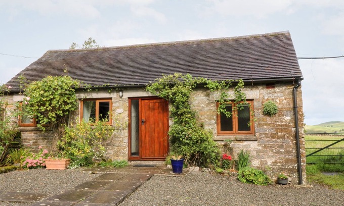 Grindon Cottage | MANIFOLD COTTAGE, pet friendly, with a garden in Grindon