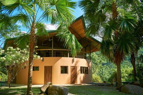 Ballena Bed & Breakfast | Manoas