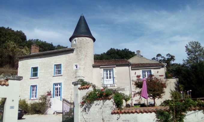 Beaumont House | Manoir Le Cristal bed and breakfast, Futuroscope at 27 euros! (the tower)