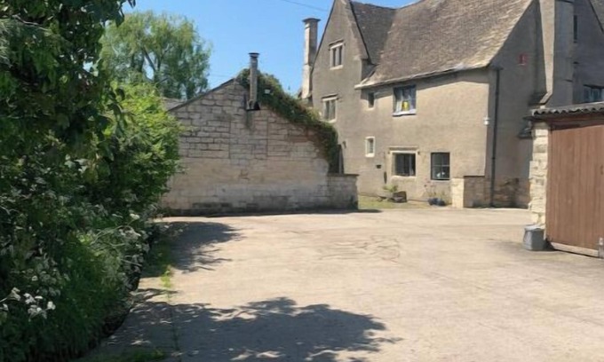 King's Stanley House | Manor Farm Annex with enclosed, private Garden