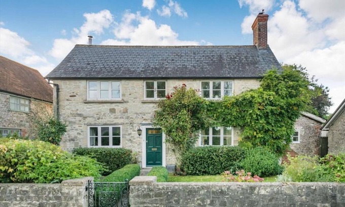 Zeals Cottage | Manor Farm House sleeps 5 guests in 3 bedrooms