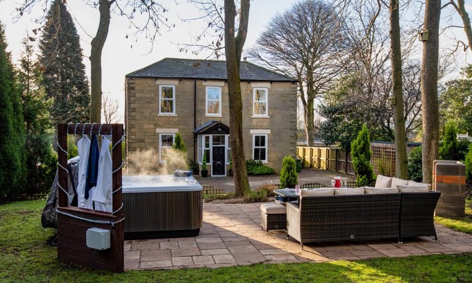 Chester-le-Street House | Manor House - Hot Tub House for max 10 people