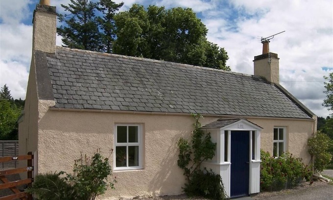 Forres Cottage | Manse Cottage - a cottage that sleeps 4 guests in 2 bedrooms