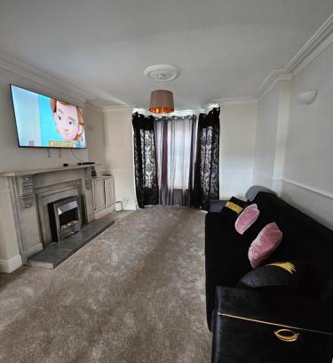 Pleasley Apartment | Mansfield 30 x DM for Weekly or Monthly Deals x Sleeps 10, Free Parking x Wifi