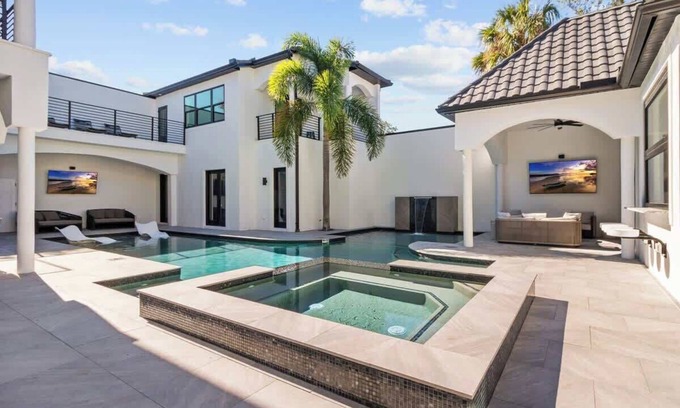 Sunset Park Villa | *MANSION* 10 Bdrm-14 Bath-Pool-Spa-Gym-Arcade-S. Tampa