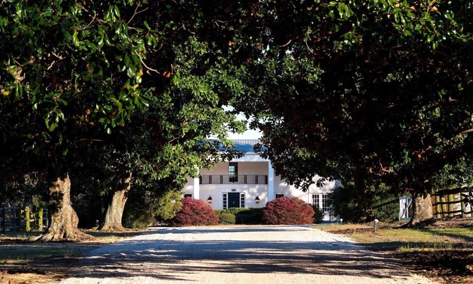Southern Pines Villa | Mansion in Southern Pines - Saltwater Pool, Farm Animals, Golf