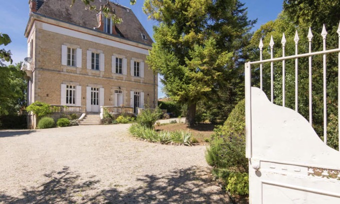 Brouchaud House | Mansion with large garden and swimming pool