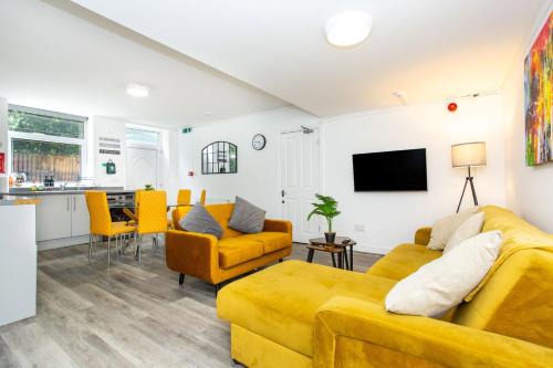 Wakefield Apartment | Manygates by Alt-Stay Accommodation - 4 Bed Ground Floor Apartment Ideal For Workforces & Relocations - Weekly & Monthly Rates Available